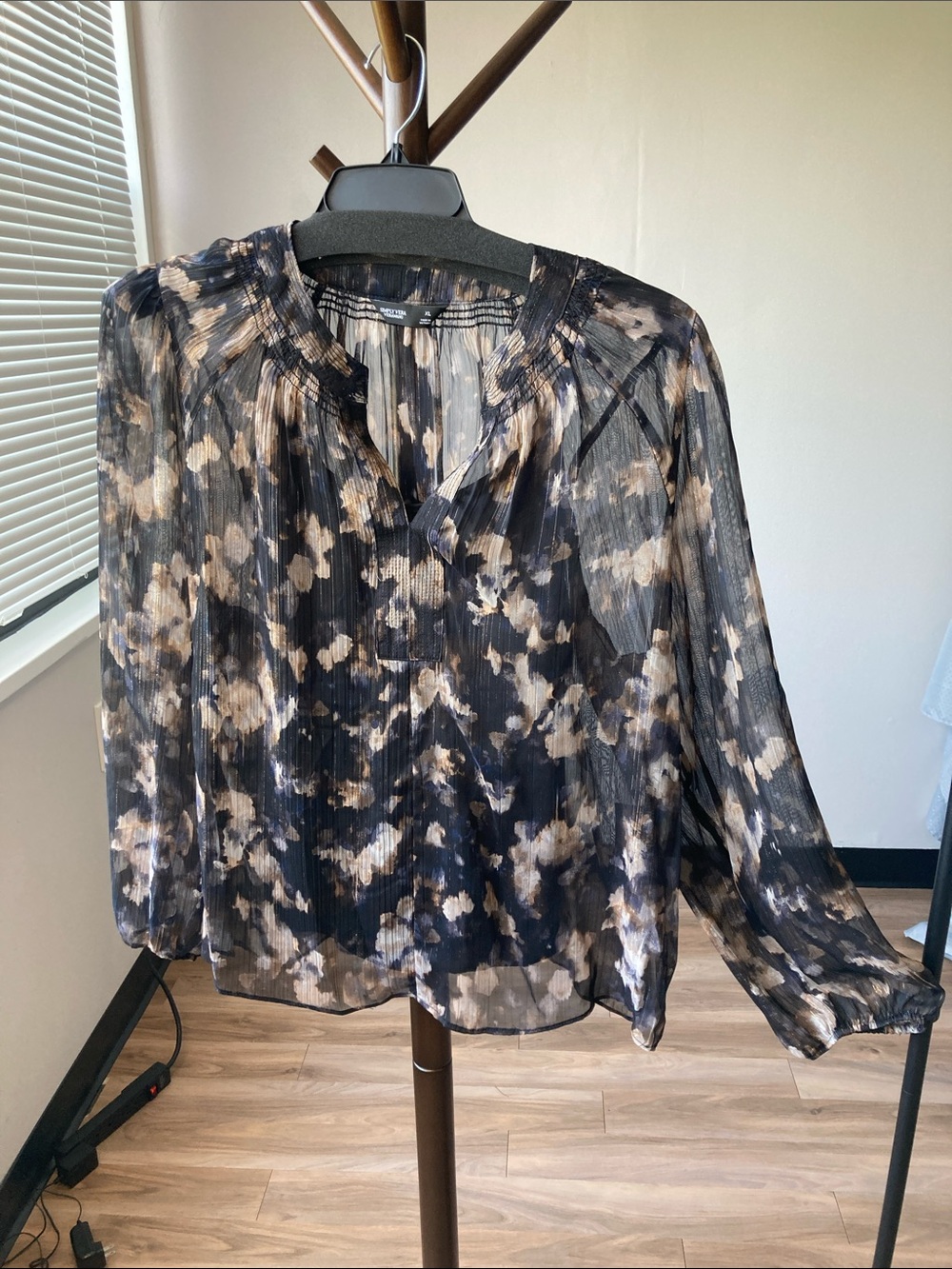 Simply Vera Vera Wang abstract print blouse with metallic thin stripes size XL
